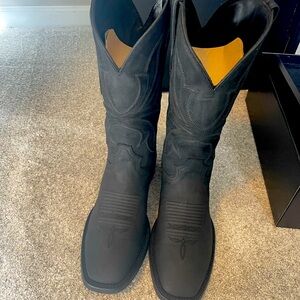 NIB, never worn pair of Matte Black Desperado Western boots.